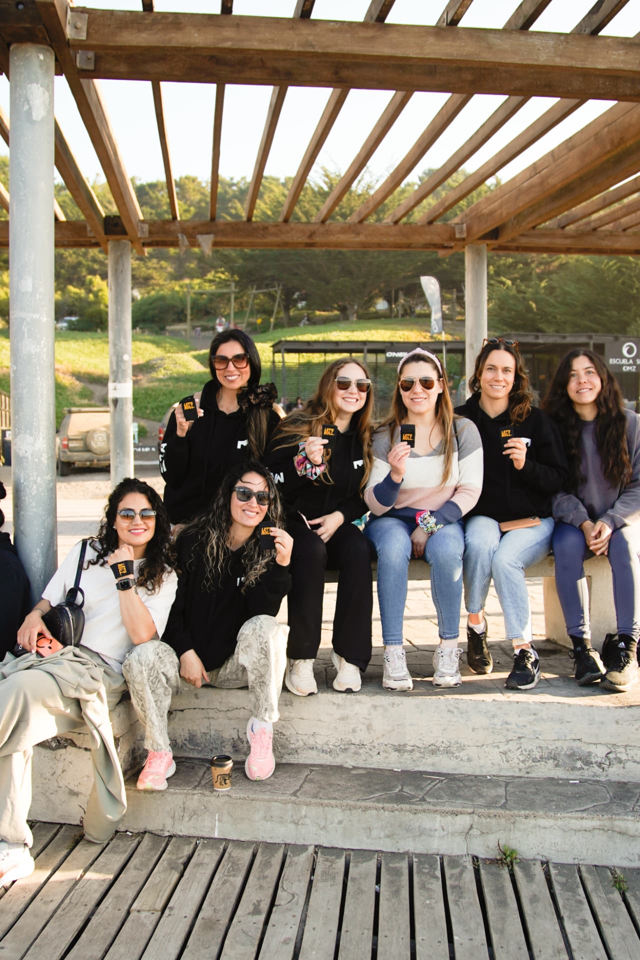 Participantes compartiendo un café después del surf