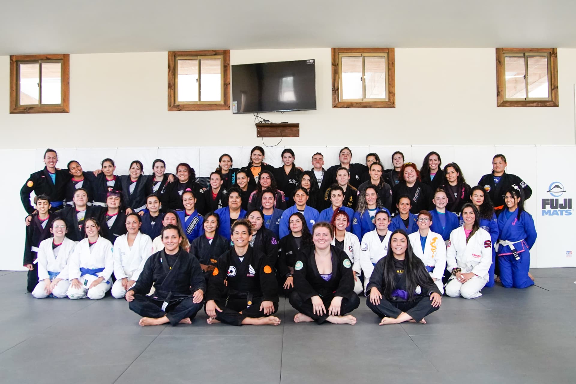 Foto grupal de la comunidad Luna Llena en gi